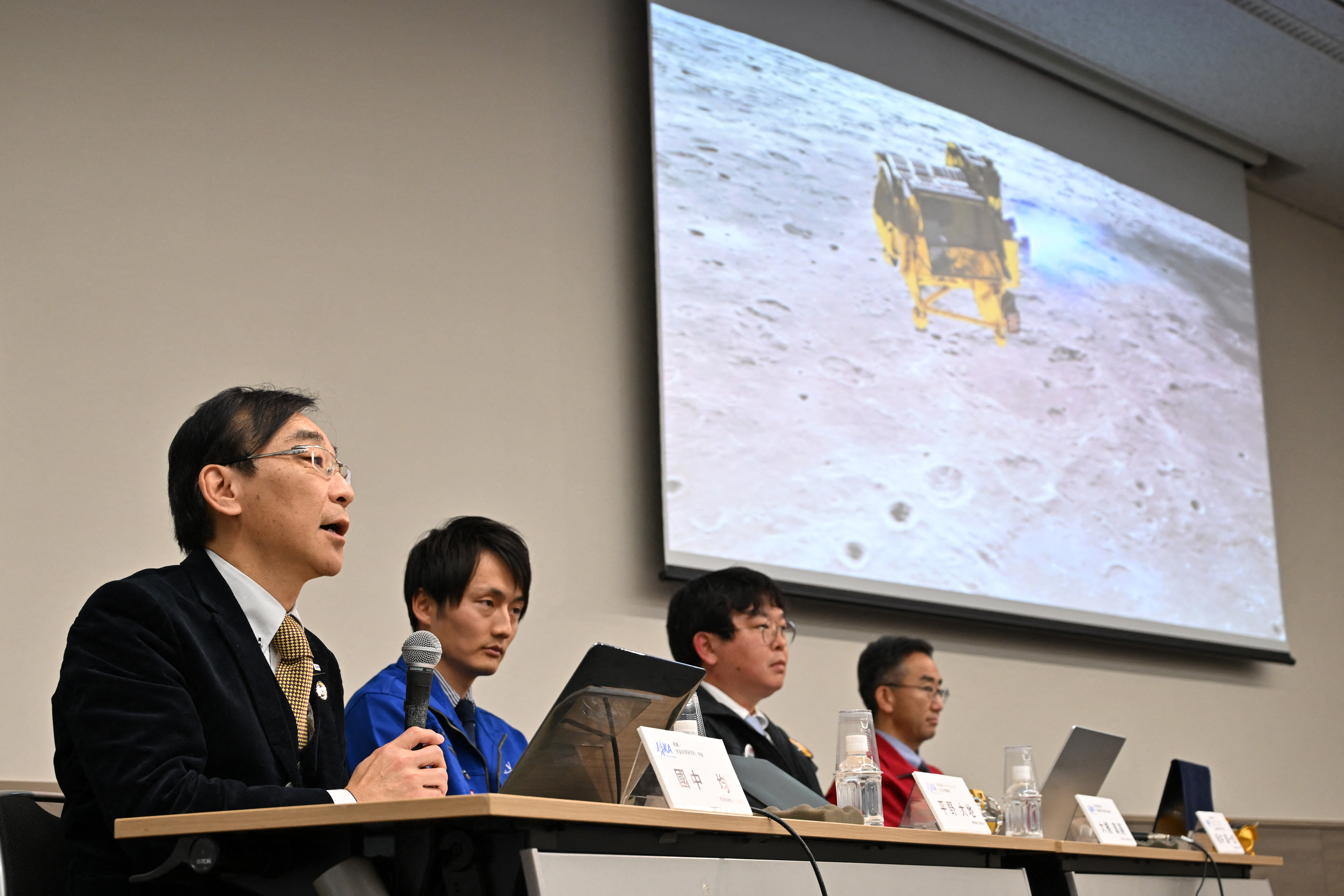 日本の月探査機、前部を下にして着陸