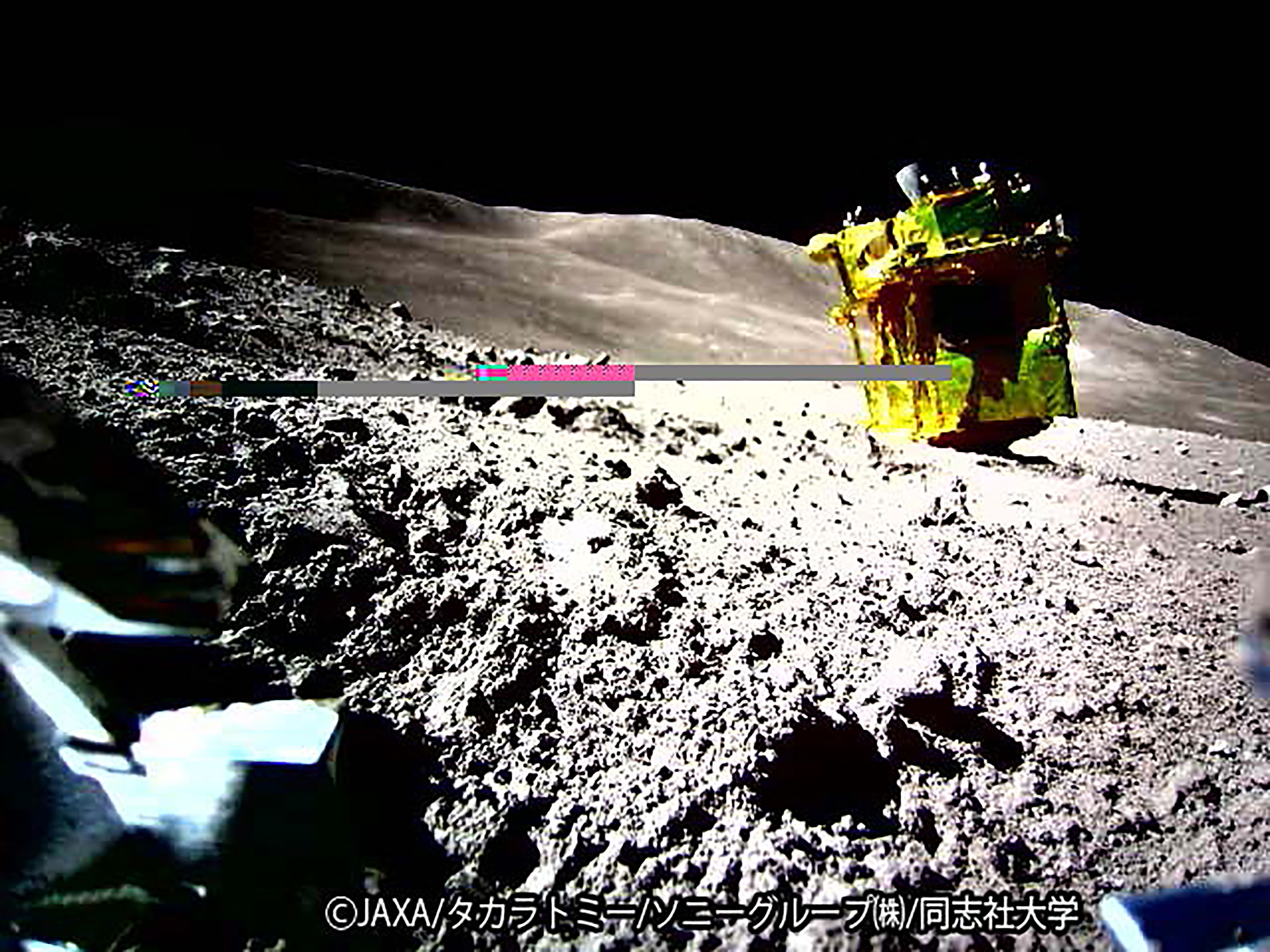 日本の宇宙探査機の月面着陸の最初の画像